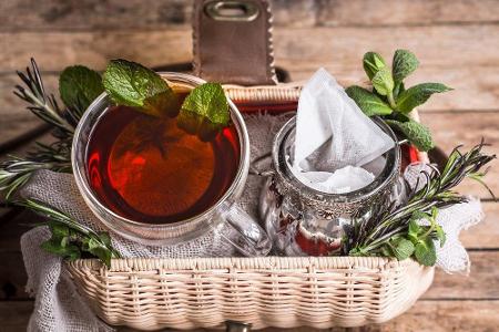 Rooibos stammt aus Südafrika. In Deutschland ist der Tee seit den 90er Jahren beliebt, wird hier auch Rotbusch genannt. Durc...