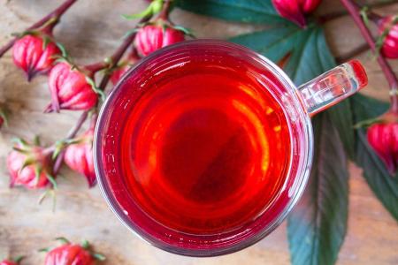 Wie Rooibos stammt Rosellen-Tee aus Afrika. Er wird aus den roten Blütenkelchen der afrikanischen Malve gewonnen. Hibiskuste...