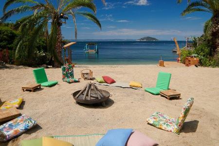 Wie funktioniert die Show? Die acht Promi- und acht weitere Normalo-Singles treffen bei 