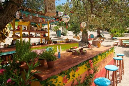 In jeder Folge stoßen neue Singles zur Gruppe und sorgen für ordentlich Liebeschaos im Garten Eden. Mit Spielen wird die Sho...