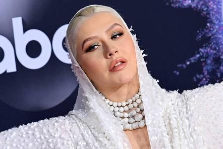 ...Christina Aguilera, die vermutlich zu viele Fotos von Balayage-Looks betrachtet hatte. Ihre Idee, sich schwarze Spitzen i...