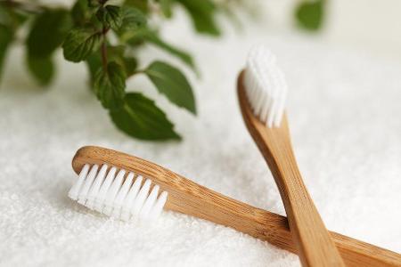 Alle drei Monate sollte man seine Zahnbürste wechseln - bei herkömmlichen Modellen kommt da einiges an Plastikmüll zusammen....