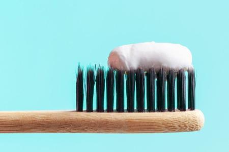 Eine nachhaltige Zahnbürste bringt nicht viel, wenn die Zahnpasta in einer Tube aus Plastik daherkommt. Zum Glück gibt es au...