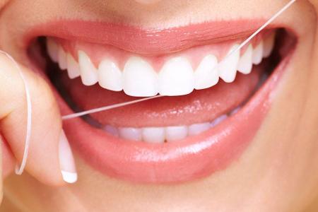 Bleiben wir bei der Zahnpflege: Zahnseide ist zumeist in einer Plastikhülle verpackt und wegen des oft enthaltenen Bienenwac...