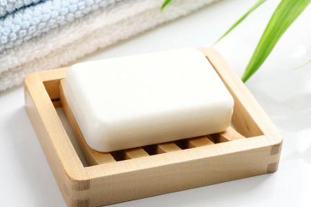 Wegen ihres geringen ökologischen Fußabdrucks erlebt Stückseife derzeit ein Comeback - und stellt herkömmliche Seifenspender...