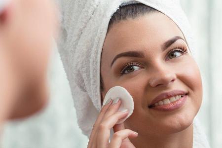 Schluss mit herkömmlichen Abschminktüchern: Wer der Umwelt etwas Gutes tun möchte, greift stattdessen lieber zu wiederverwen...