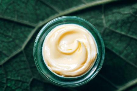 Wer sichergehen will, dass keine chemischen Zusatzstoffe in Cremes und Kosmetik enthalten sind, kann die Produkte selbst her...