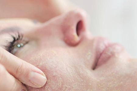 Peelings werden nicht nur in Plastik verpackt, sondern beinhalten oft auch Kunststoff als Scheuermittel, um die Hautpartikel...