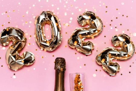 Die einen lieben den Abend vor Neujahr, die anderen können ihn nicht ausstehen. Das liegt mit Sicherheit auch an den Bräuche...