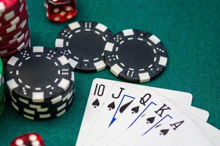 Die Griechen zocken an Silvester. Egal ob in der Familie oder im Casino - die Würfel müssen rollen! Wer gewinnt, soll im neu...