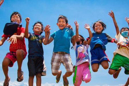 Sprung ins Glück: Kinder auf den Philippinen müssen in der Sekunde des Jahreswechsels möglichst hoch in die Luft springen. D...