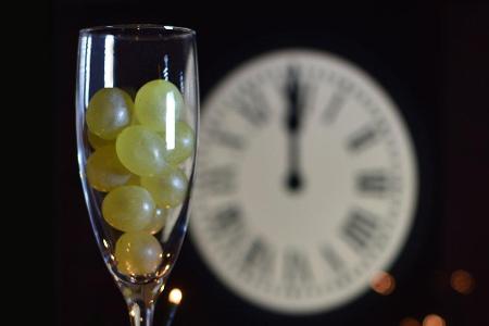 Die Spanier nehmen den Mund ziemlich voll. Zu jedem der zwölf mitternächtlichen Glockenschläge einer Turmuhr in Madrid wird ...