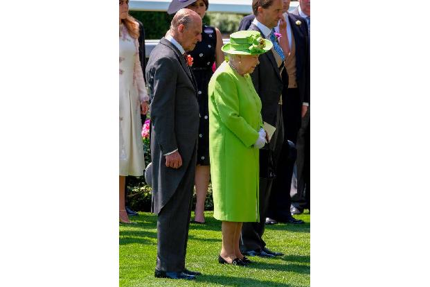Dieses Jahr würde man der Königin jedoch ein Abweichen von der Tradition sicher verzeihen. Zum einen war die Royal mehrfach ...