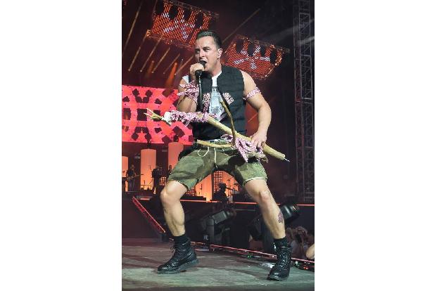 Bei Andreas Gabalier steht das Essen im Mittelpunkt: Für den Sänger gehört daher Fondue dazu, denn damit fällt für alle Bete...