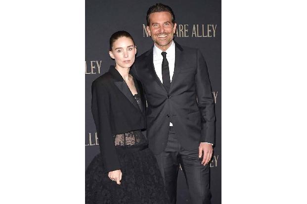 Vorhang auf für Bradley Cooper und Rooney Mara. Die beiden gehören zu den Stars des neuen Psycho-Thrillers 'Nightmare Alley'...
