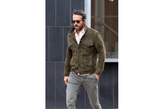 Neben seinen Pflichten als Vater ist Ryan Reynolds auch sonst ein viel beschäftigter Mann. So hat er Anteile an mehreren Fir...