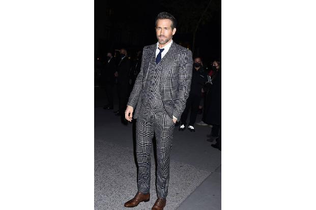 Zudem hat er sich gemeinsam mit seinem Kollegen Rob McElhenney den Fußballverein Wrexham AFC in Wales gekauft, gemeinsam wol...