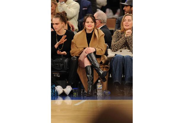 Selena Gomez wurde im Scheinwerferlicht groß — kein Wunder, dass es der Schauspielerin und Sängerin irgendwann einfach zu vi...