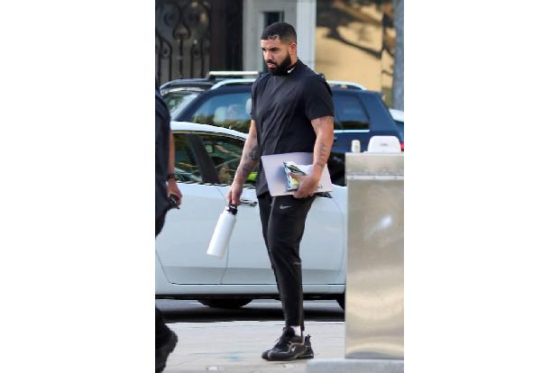 Bislang ist unklar, warum Drake seine beiden Nominierungen für die Grammys 2022 wieder zurückgezogen hat und warum der Rappe...