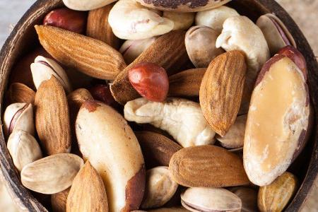 Sowohl ein leerer als auch ein voller Magen sind in der Sauna nicht ratsam. Denn beides kann zu Kreislaufproblemen führen. A...