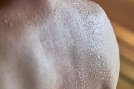 Wichtig: Schon am Tag vor dem Saunabesuch auf stark riechende Lebensmittel wie Knoblauch oder Zwiebeln verzichten. Denn beim...