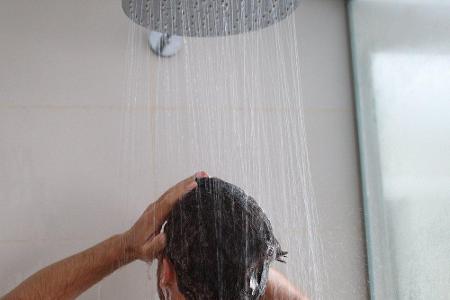 Vor dem Gang in die Sauna ist es wichtig, sich einmal abzuduschen. Nicht nur Schmutz und Schweiß werden dadurch abgewaschen,...