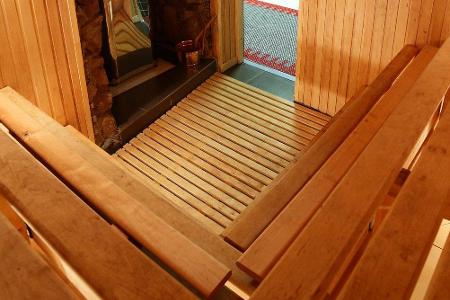 Ideal sind zwei bis drei Saunagänge mit jeweils acht bis zwölf Minuten. Länger als 15 Minuten sollte niemand in dem heißen R...