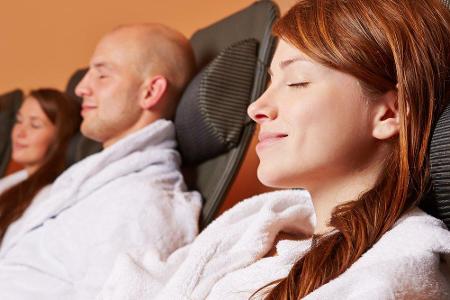 Anschließend in den Bademantel schlüpfen und den Körper zur Ruhe kommen lassen. In vielen Thermen gibt es extra Räume, in de...