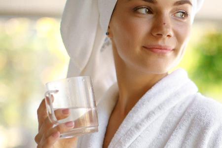 Da man beim Saunieren viel schwitzt, ist es wichtig, den Körper mit Wasser zu versorgen. Aber keine alkoholischen Getränke! ...