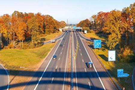 Wie komfortabel sind weite Strecken in Deutschland mit einem Elektroauto zurückzulegen? Eine Umfrage des ADAC zum Schnelllad...