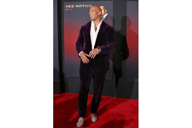 Er war einer der großen Gewinner des Abends: Dwayne Johnson durfte gleich zwei Trophäen mit nach Hause nehmen. The Rock wurd...