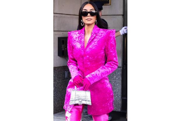 Kim Kardashian nahm zudem einen Preis als Fashion Icon entgegen. Als sie die Trophäe von der Gewinnerin des letzten Jahres, ...