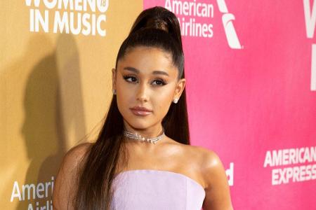 Ganz klein und heimlich heiratete Sängerin Ariana Grande. Sie und ihr Verlobter Dalton Gomez gaben sich im Mai das Jawort. D...