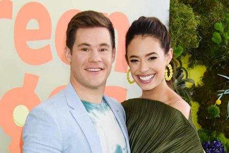 Für Adam DeVine und Schauspielkollegin Chloe Bridges ging es im Oktober vor den Traualtar. Die beiden waren bereits zwei Jah...