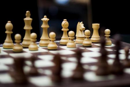 Seit rund 1500 Jahren gilt Schach als unbestrittene Königsdisziplin der Strategie-Spiele. Unzählige Spielerinnen und Spieler...