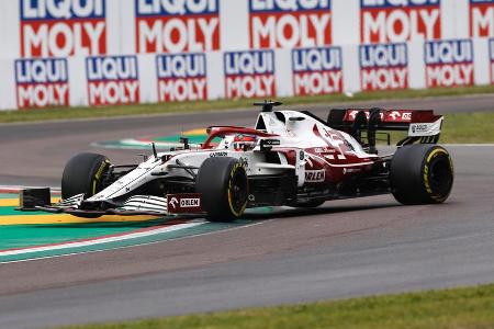 Alfa-Romeo-Box: 'Es sind jede Menge Trümmer auf der Strecke.' Räikkönen: 'Ja, ich weiß, weil es gerade verfluchte 50 Meter v...