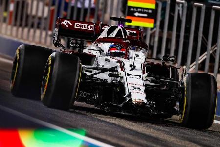 Räikkönen: 'Hörst du mich?' Alfa-Romeo-Box: 'Nein, negativ.' Räikkönen: 'Aber ich höre dich.' Alfa-Romeo-Box: 'Nein, negativ...