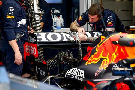 Nach dem Qualifying in Spanien thematisierte Hamilton den flexiblen Heckflügel am Red Bull, der für große Vorteile auf den G...