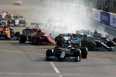 Nach dem Crash von Verstappen kam es zum Restart in Baku. Hamilton hatte noch Pérez vor sich und kämpfte um den Sieg. Jedoch...