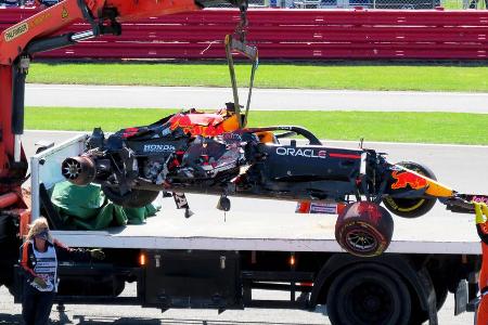 In Silverstone wurde der Titelkampf so richtig giftig. Nach einem intensiven Zweikampf zu Rennbeginn flog der Niederländer n...