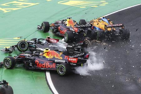 Der GP von Ungarn startete mit einem großen Crash. Valtteri Bottas räumte nach einem Fehler auf dem nassen Asphalt direkt in...