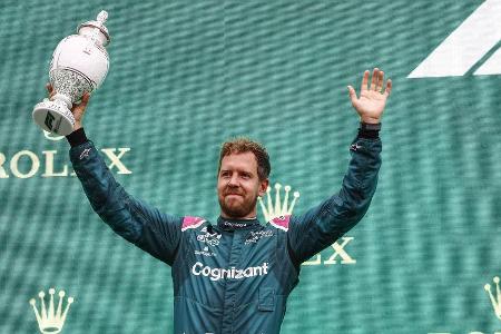 Sebastian Vettel kämpfte im Aston Martin beim chaotischen Ungarn-GP lange um den Sieg, musste sich Ocon allerdings geschlage...