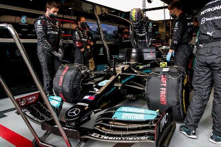 Vor dem Brasilien-GP bekam Hamiltons Bolide einen neuen Motor. Er startete aufgrund eines zu weit geöffneten Heckflügels im ...