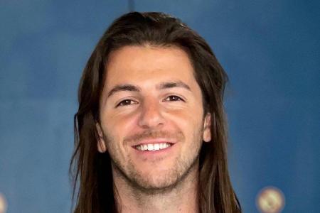 Mittanzen wird außerdem Sky-Moderator Riccardo Basile (30), der sonst unter anderem als Field Reporter in den Bundesliga-Sta...