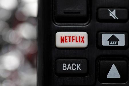 Netflix-Button auf einer Fernbedienung. Netfix ist ein US-a...