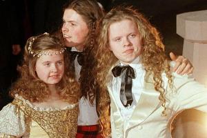 Barby, Paddy und Angelo 1998 (v.r.n.l.) auf dem roten Teppich.