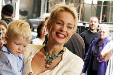 Sharon Stone 2004 mit Adoptivsohn Roan