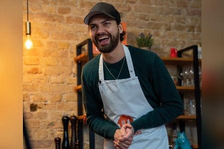 Jimi Blue Ochsenknecht stellt seine eigene Bowl-Kreation bei einem Koch-Event vor.