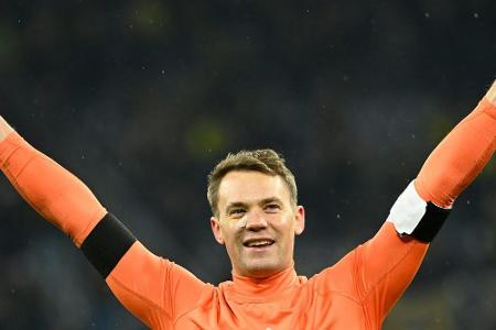 Neuer tauscht Trikot gegen 