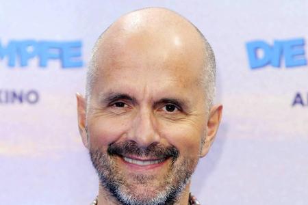 Ein Mann im Anzug, mit Halbglatze und den Mund eingerahmt von einem prägnanten Bart: Christoph Maria Herbst (51) in seiner P...